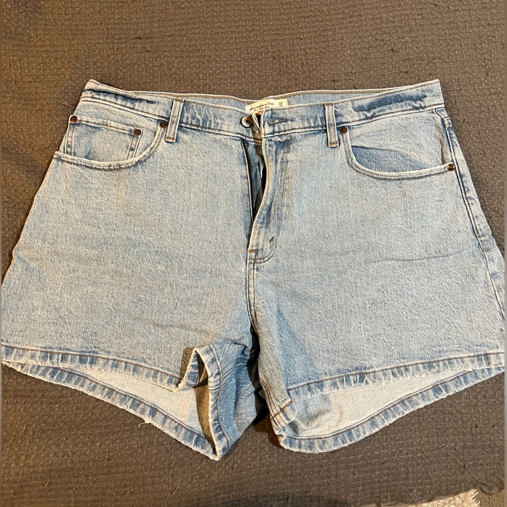 Abercrombie 4in High Rise Mom Short